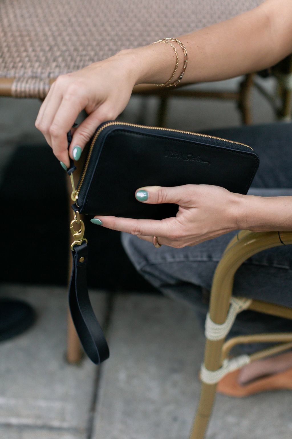 Urban Zipper Wallet – Full-Grain Leather Organizer with Wristlet