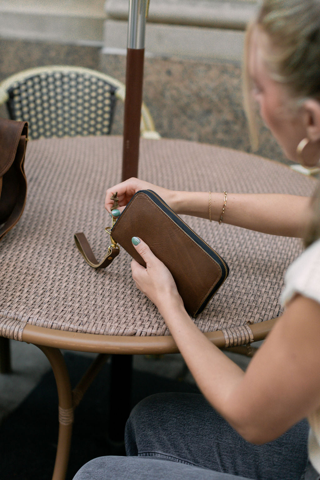 Urban Zipper Wallet – Full-Grain Leather Organizer with Wristlet