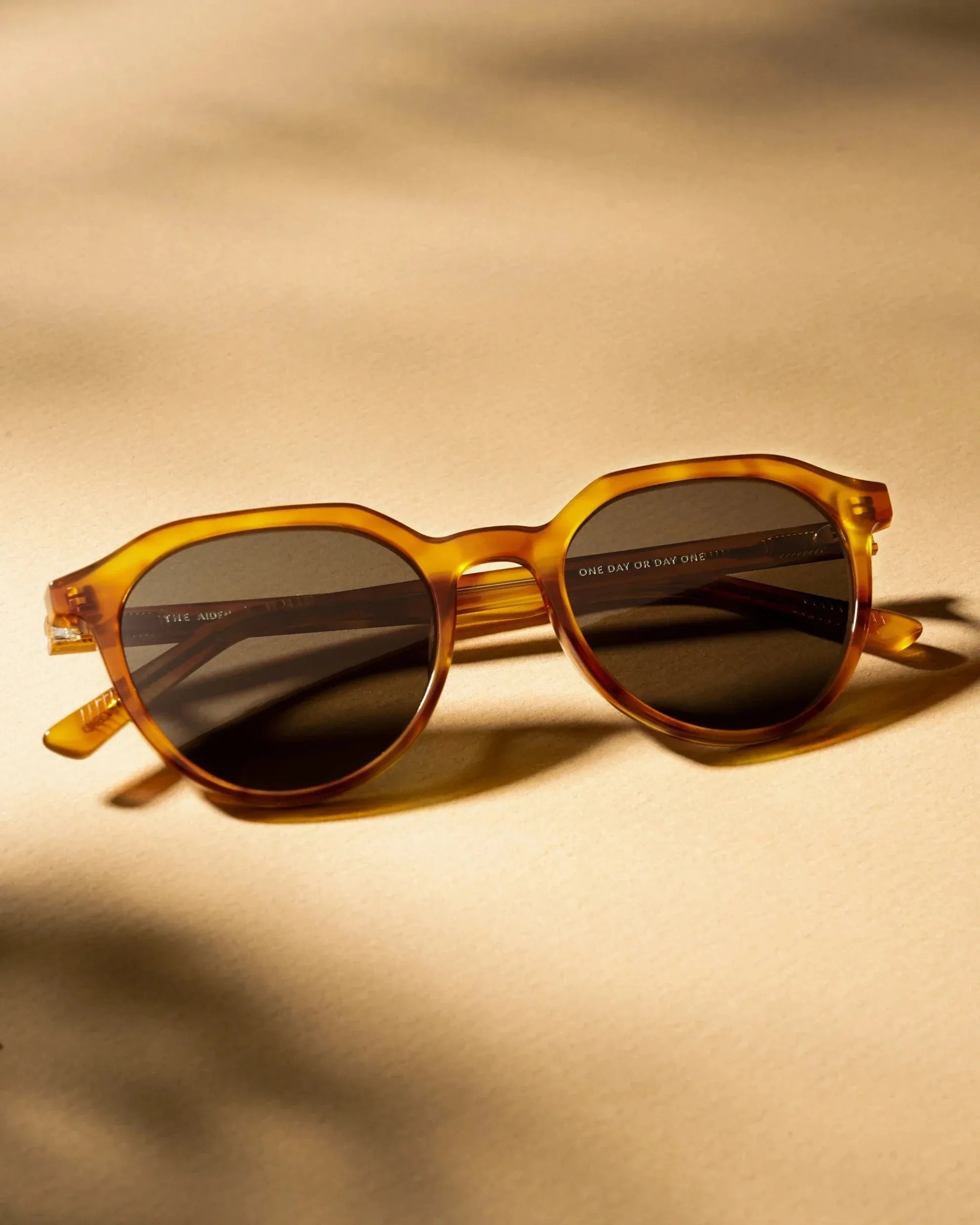 The Aiden Sunglasses - Honey Tort