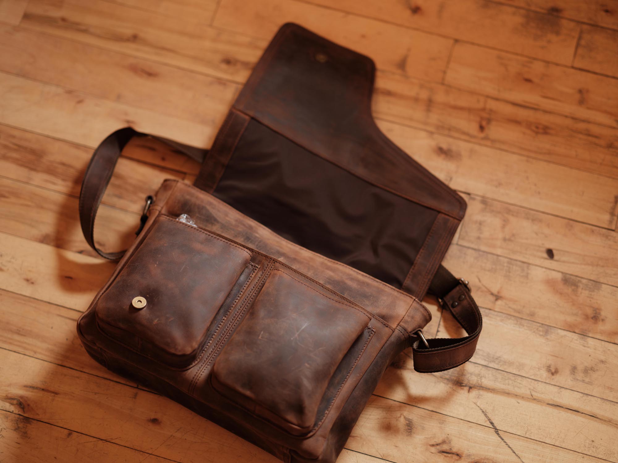 LIMITED EDITION - Yukon Leather Messenger Bag