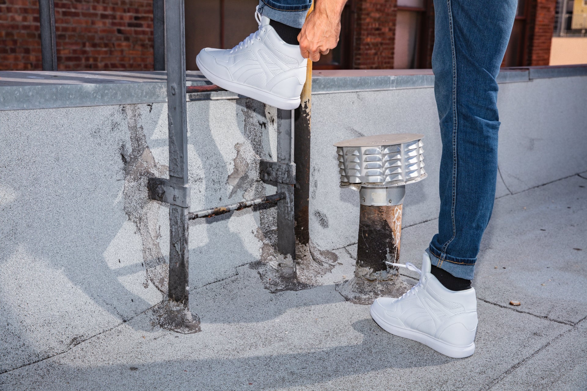 H71904 - 3.8 Inches Taller (White) - Men's Sneakers