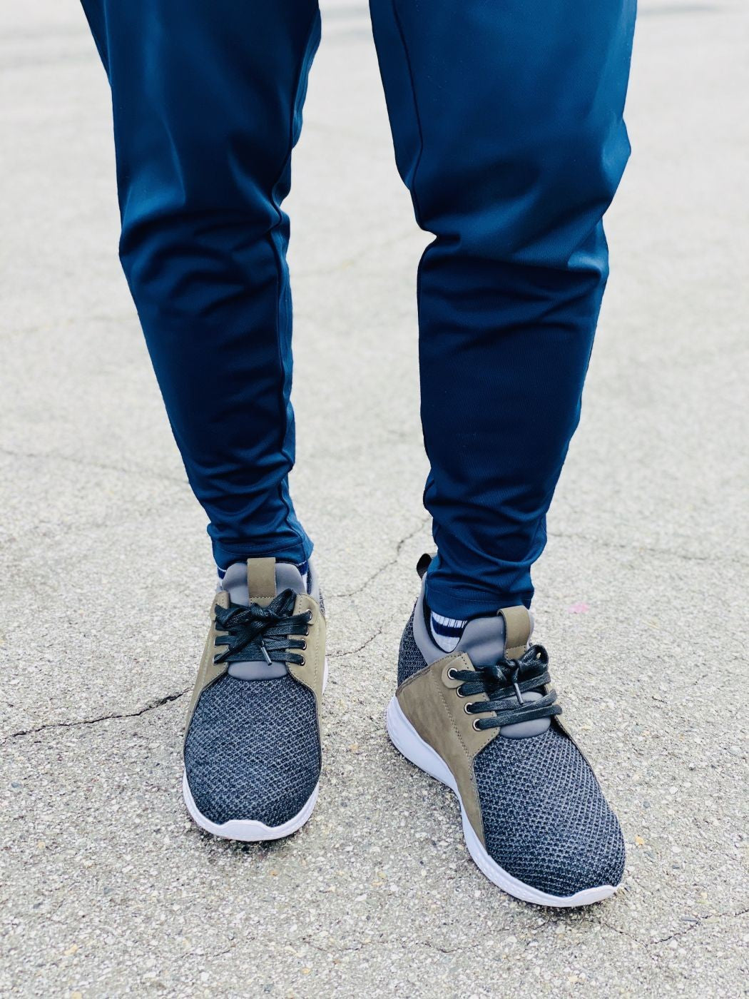 H71923 - CALTO 3.2-Inch Taller Charcoal Men's Elevator Men's Sneakers