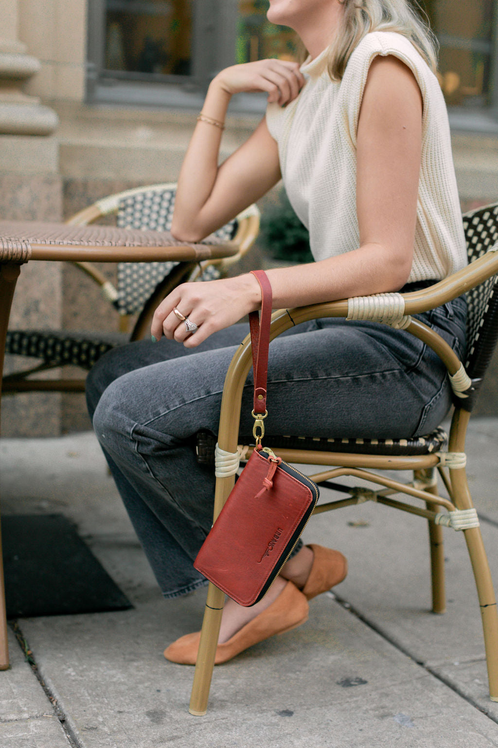 Urban Zipper Wallet – Full-Grain Leather Organizer with Wristlet