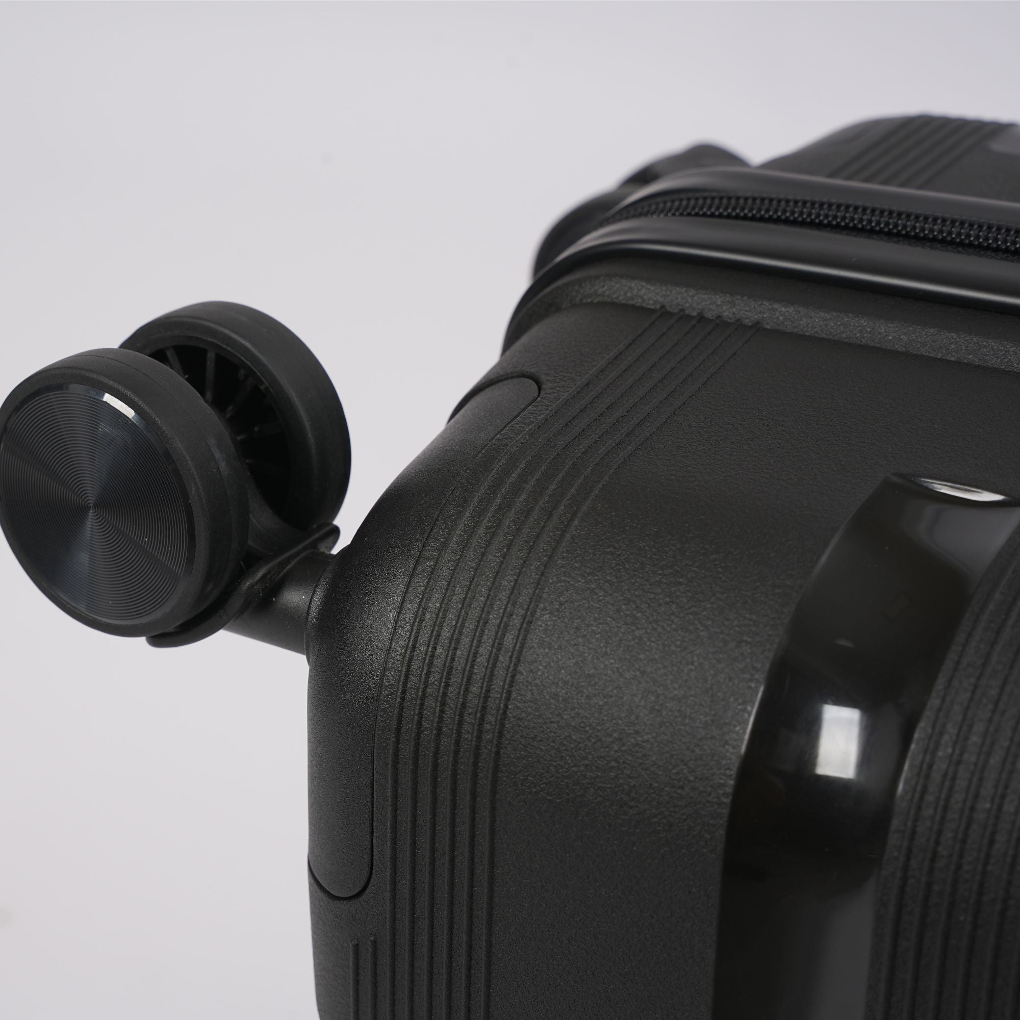 28-inch Black Hardcase Roller Luggage with 360° Wheels & TSA Lock