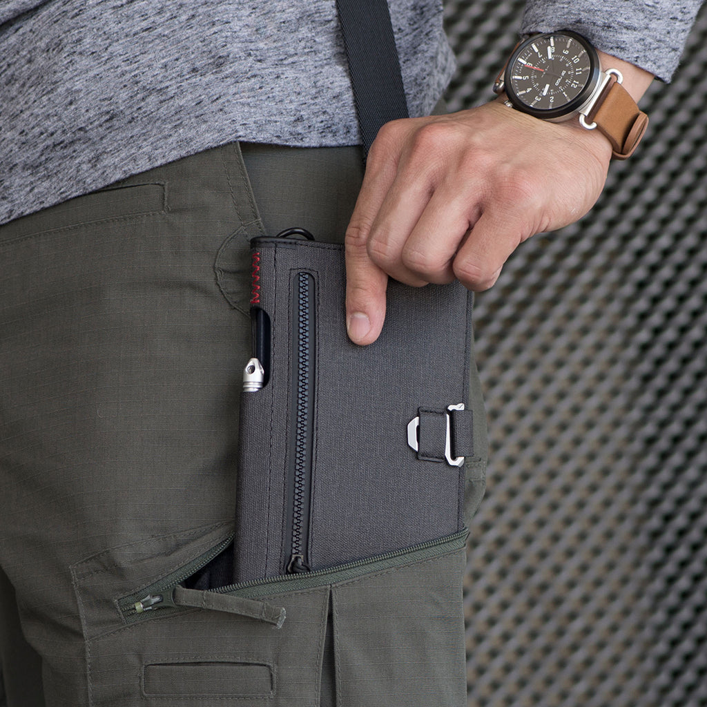 P02 PIONEER™ TRAVEL WALLET