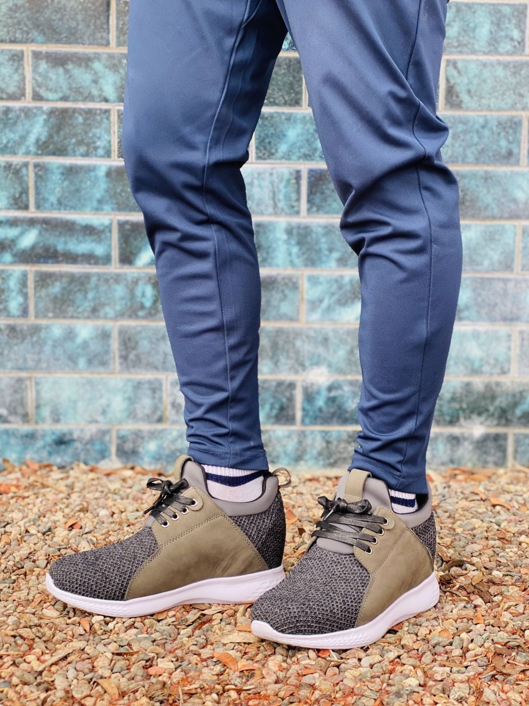 H71923 - CALTO 3.2-Inch Taller Charcoal Men's Elevator Men's Sneakers